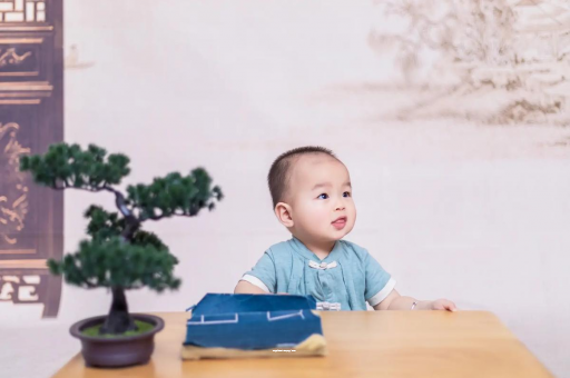 河间怀孕肚子中间凹两边凸
